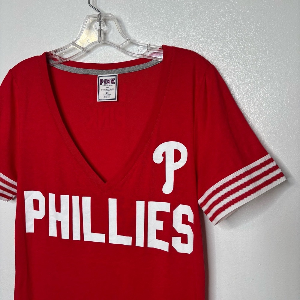Victoria’s Secret PINK Philadelphia Phillies V-Neck Tee Women’s Medium Red - Picture 3 of 7